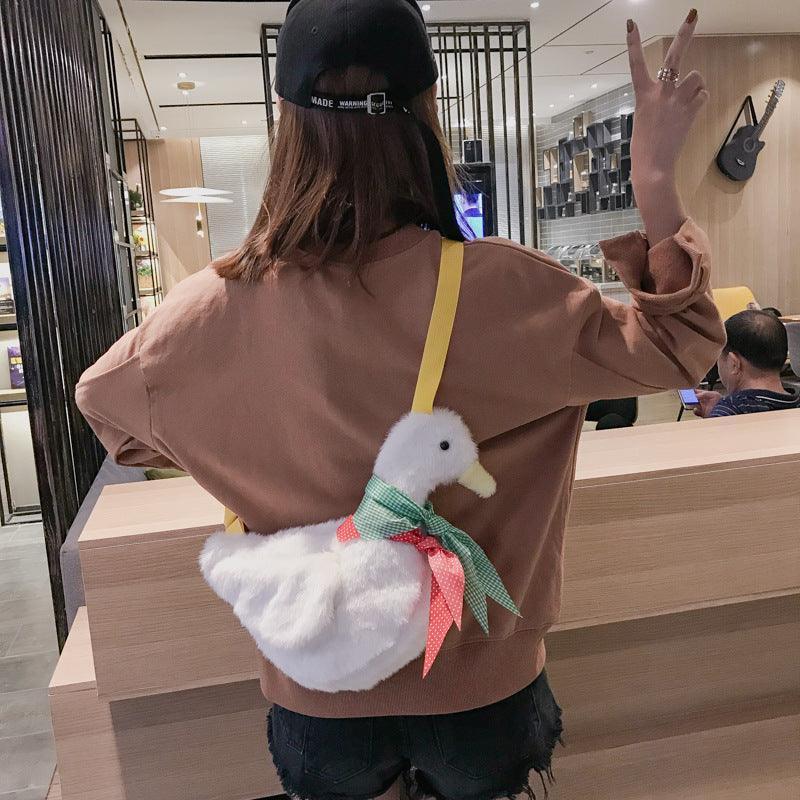 Plush duck shoulder bag - Image 7